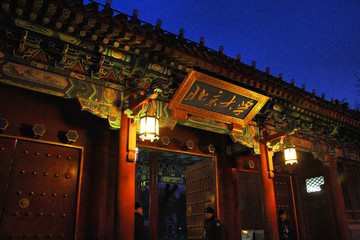 夜色北京大学西门