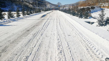 大雪封路