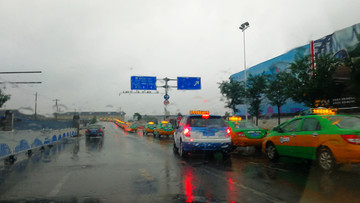 大雨中排队的出租车