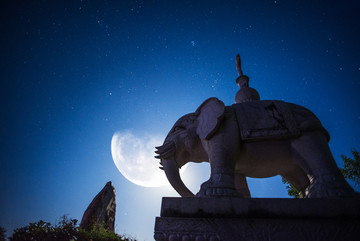 寺院星空