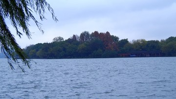 烟雨西湖秋色浓