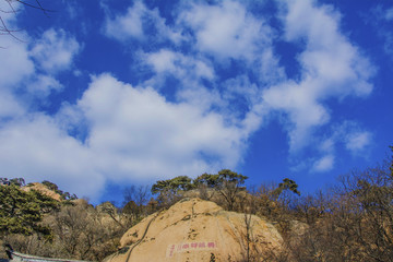 千山独镇群岳山峰与蓝天白云