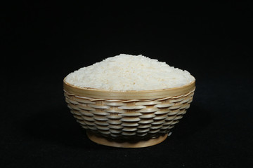 竹碗装白米大米
