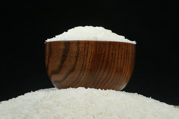 米堆上的木碗装常香米大米