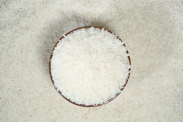 俯视米堆里的木碗装常香米