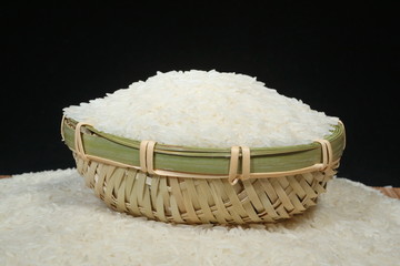 米堆上的竹篮装白大米