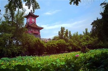 四川大学华西校区荷花池钟楼