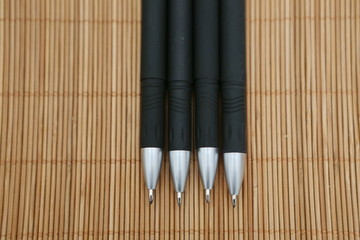 竹垫上的并列圆珠笔