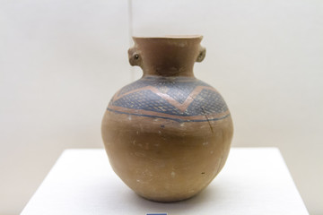 山东博物馆展品网纹彩陶壶