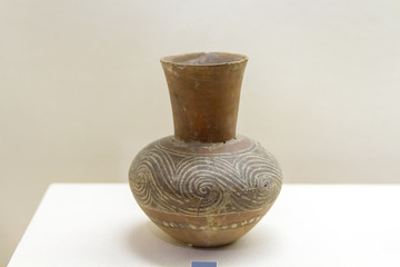 山东博物馆展品涡纹彩陶壶