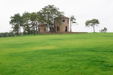 草地和小屋