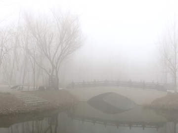 湖水小桥晨雾