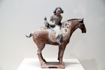彩绘陶骑马带猞猁狩猎胡女俑