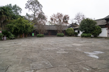 雨后青石地面和古代建筑