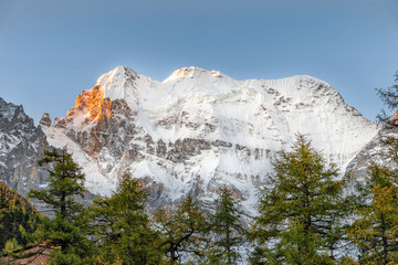 仙乃日雪山