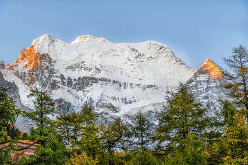 仙乃日雪山