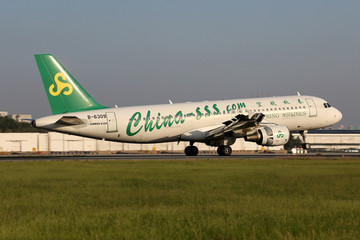 春秋航空空客飛機降落