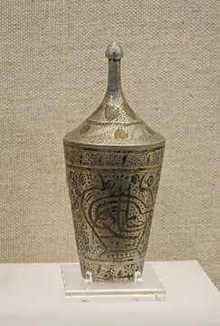 新疆维吾尔族錾花填漆铜杯