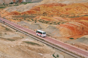 五彩丹霞地貌土地公交车