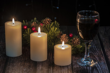 圣诞节的美酒和蜡烛