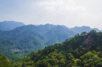 千山连绵群山与山谷里的灵岩寺