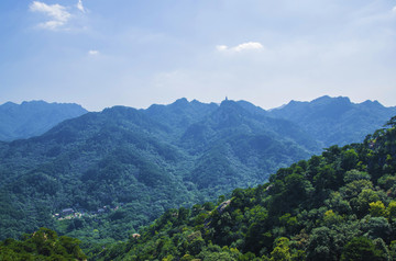 千山连绵群山与山谷里的灵岩寺