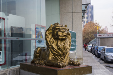 银行铜狮子