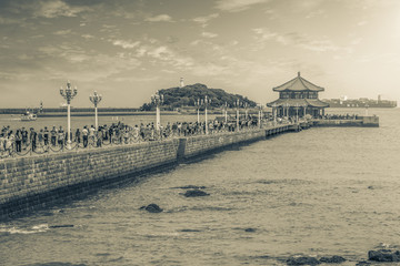 青岛栈桥黑白照片