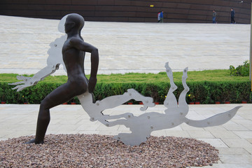 奔跑的裸体男人创意雕像