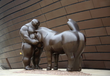 裸体大胖子和马雕像