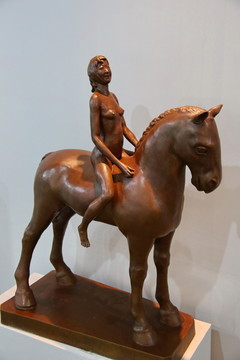 骑马的裸体女人雕像