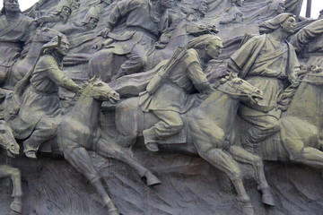 骑马的蒙古将士雕像