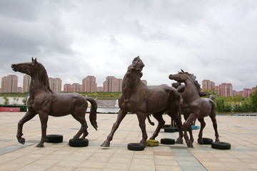 蒙古马骏马群雕像