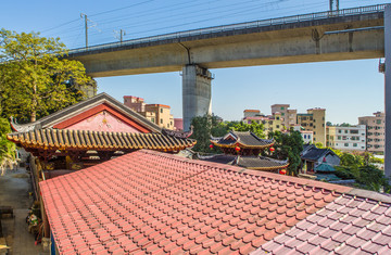 一桥飞架古寺