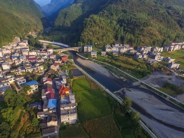 渝东南山区村庄航拍图