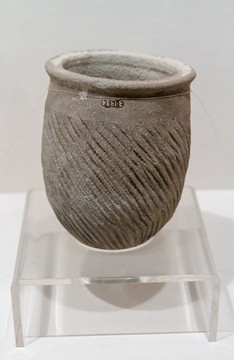 山东博物馆展品战国陶盔形器