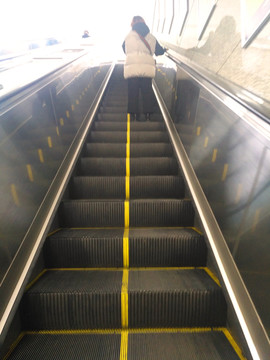 地铁出入口自动扶梯