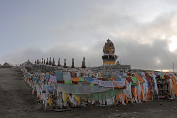 景阳岭垭口经幡塔