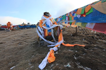 景阳岭垭口经幡塔