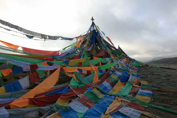 景阳岭垭口经幡塔