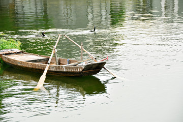 湖泊小船