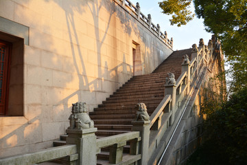 古建筑石阶梯与光影