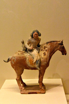 唐彩绘陶骑马带猞猁狩猎胡女俑