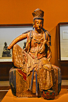 明彩绘漆金木雕菩萨坐像