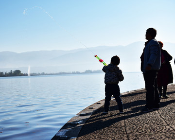 西昌邛海小孩打水枪