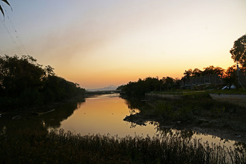 湖畔黄昏风景