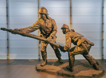 消防队员雕塑
