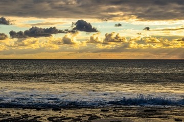 海浪彩云