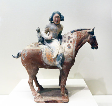 唐代彩绘骑马狩猎胡女俑