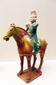 唐代三彩騎馬奏樂俑